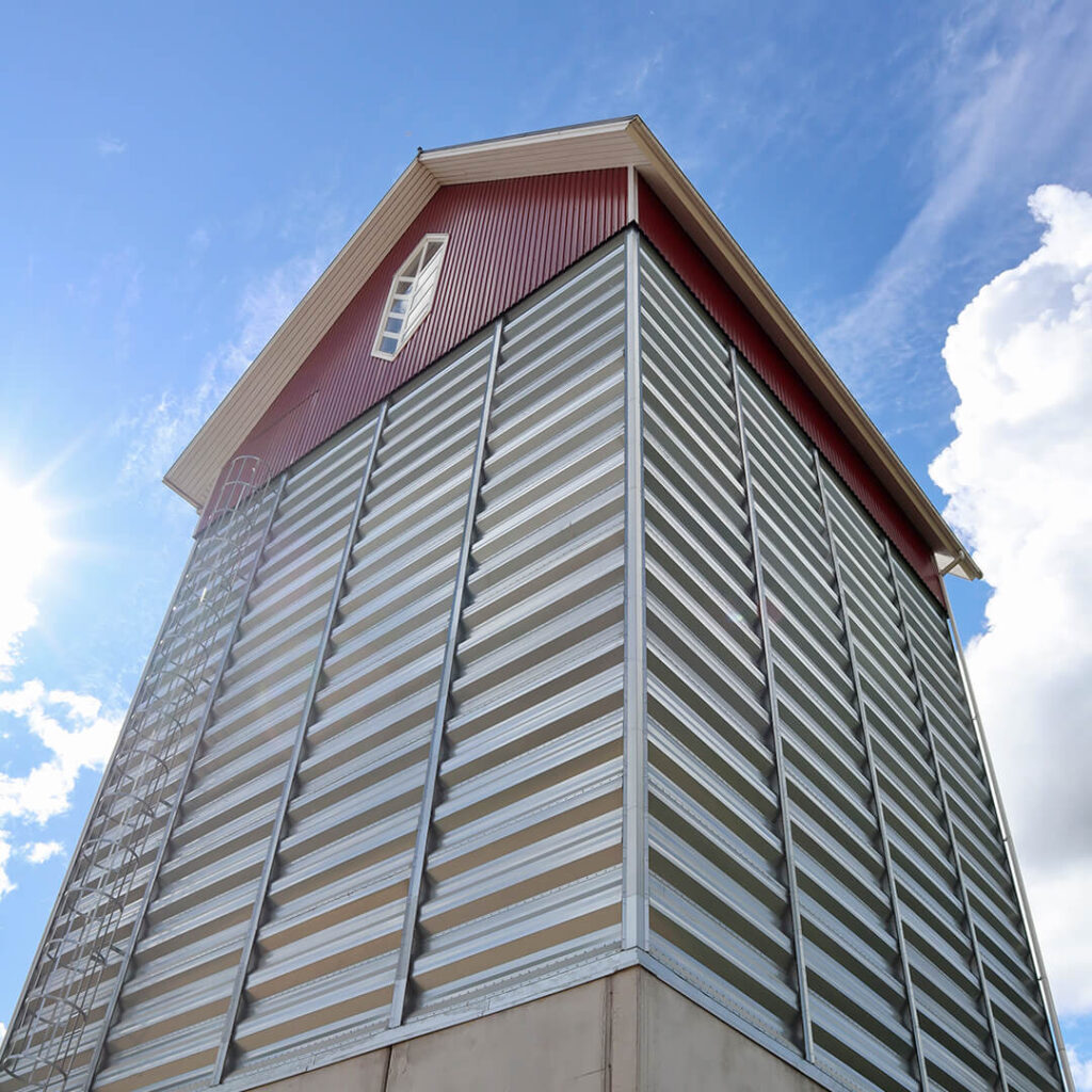 Lukkarin Maatilalla investoitiin uuteen Antti-pakettikuivaamoon ja Ultima-ohjausjärjestelmään jo vuosikymmenen vaihteessa